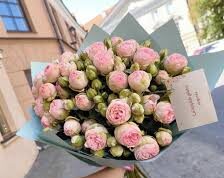 Sklandus gėlių pristatymas į namus Vilniuje: kiekvienoje puokštėje – aistra, švelnumas ir džiaugsmas gėlių pristatymas