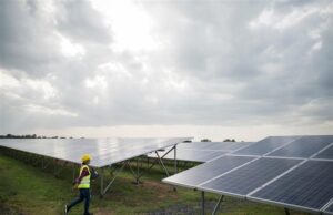 How Floating Solar Panels Improve Energy Yield Through Natural Water Cooling