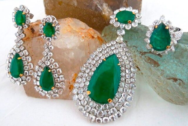 Exploring Earrings That Blend Traditional and Contemporary Styles